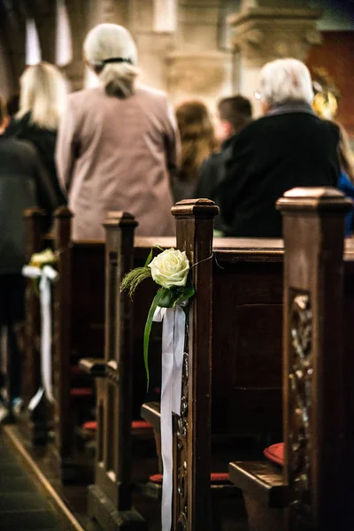 Όμορφο λουλούδι διακόσμηση γάμου σε μια εκκλησία κρεμάσει τις σειρές καθισμάτων ρύθμιση στο εκκλησάκι, τελετή επιλεκτική εστίαση — Φωτογραφία Αρχείου
