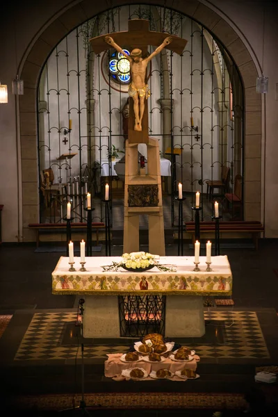 Rieden Alemania 15.04.2018 Altar Colocación con Jesucristo en la Cruz cuelga detrás del altar de la iglesia local de Rieden — Foto de Stock