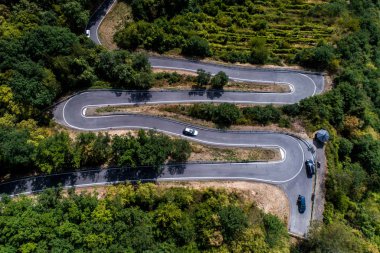 Brodenbach kasabasındaki yüksek bir dağ geçidinden gelen kıvrımlı yol yılanı Almanya hava manzarası