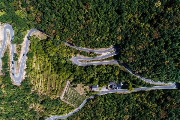 Carretera serpenteante desde un paso de alta montaña en el pueblo de los mosquitos Brodenbach Alemania Vista aérea — Foto de Stock