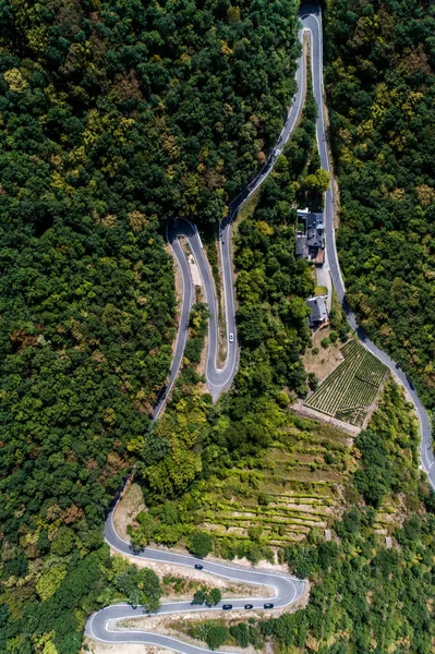 Carretera serpenteante desde un paso de alta montaña en el pueblo de los mosquitos Brodenbach Alemania Vista aérea — Foto de Stock