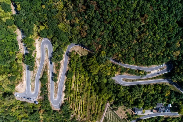 Carretera serpenteante desde un paso de alta montaña en el pueblo de los mosquitos Brodenbach Alemania Vista aérea —  Fotos de Stock