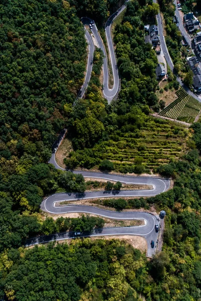 Carretera serpenteante desde un paso de alta montaña en el pueblo de los mosquitos Brodenbach Alemania Vista aérea —  Fotos de Stock