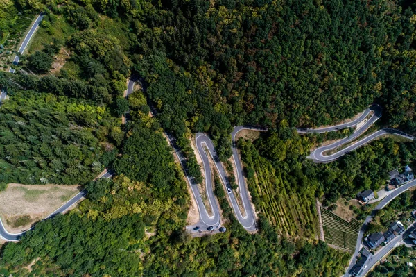 Carretera serpenteante desde un paso de alta montaña en el pueblo de los mosquitos Brodenbach Alemania Vista aérea — Foto de Stock