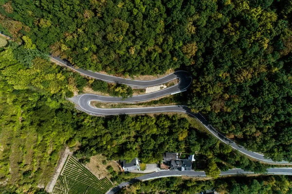 Serpentina de estrada sinuosa de um passo de montanha alto na aldeia de mosel Brodenbach Alemanha Vista aérea — Fotografia de Stock