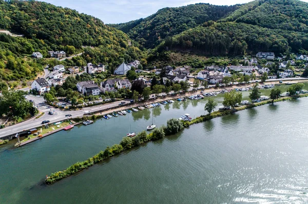 Luftaufnahme des Moseldorfes Brodenbach in Deutschland an einem sonnigen Sommertag — Stockfoto