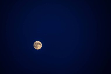 Detaylı kraterler, kenarları, tüm siyah bir arka plan üzerinde görünür ile tam aşamasında büyük ay