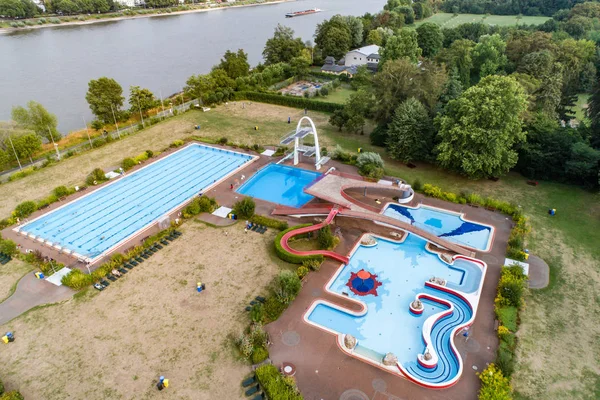 Vista aérea de la piscina al aire libre vacía en Alemania sin gente al lado del río Rin en Bonn —  Fotos de Stock