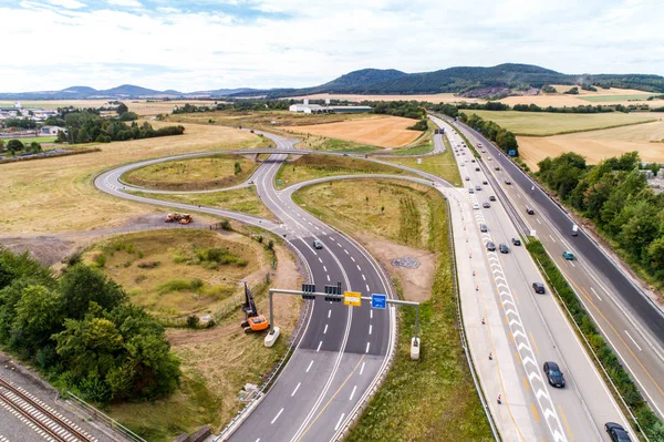 Вид с воздуха на пересечение автомагистрали с клевер-листовой развязкой Германия Кобленц — стоковое фото