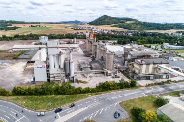 Koblenz Almanya 21.07.2018 - Quickmix beton beton santralı ve inşaat malzeme fabrika havadan görünümü