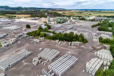 Koblenz, Almanya 21.07.2018 havadan görünümü fabrikasının beton bloklar için taş yapı malzemeleri Sanayi