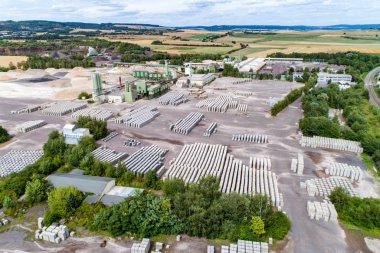 Koblenz, Almanya 21.07.2018 havadan görünümü fabrikasının beton bloklar için taş yapı malzemeleri Sanayi