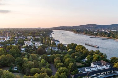 Bonn bad godesberg Almanya'nın eski başkenti tipik Alman ev mahalle ile sokaklarda hava dron görünümü