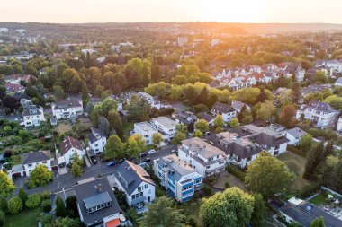 Bonn bad godesberg Almanya'nın eski başkenti tipik Alman ev mahalle ile sokaklarda hava dron görünümü