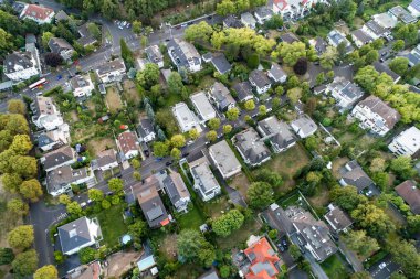 Bonn bad godesberg, Almanya'nın eski başkenti tipik Alman ev mahalle ile sokaklarda hava dron görünümü