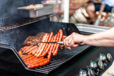 Barbekü Izgara Barbekü propan gazı ızgara. biftek sosisleri sosis et yemek