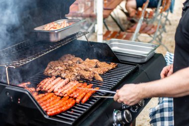 Barbekü Izgara Barbekü propan gazı ızgara biftek sosisleri sosis et yemek üzerinde