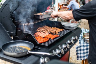 Barbekü Izgara Barbekü propan gazı ızgara biftek sosisleri sosis et yemek üzerinde