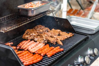 Barbekü Izgara Barbekü propan gazı ızgara biftek sosisleri sosis et yemek üzerinde