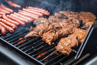 Barbekü Izgara Barbekü propan gazı ızgara biftek sosisleri sosis et yemek üzerinde