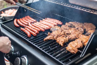 Barbekü Izgara Barbekü propan gazı ızgara biftek sosisleri sosis et yemek üzerinde