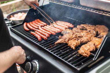 Barbekü Izgara Barbekü propan gazı ızgara biftek sosisleri sosis et yemek üzerinde