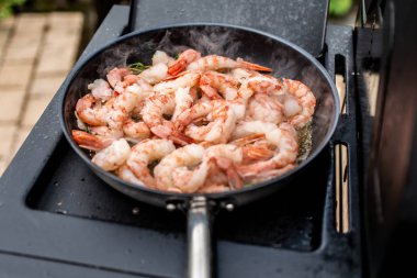 Pan sarımsak, kişniş ve biber ile baharatlı karides