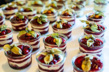 Closeup çok tatlı kavanoz kadar taze meyve jöle ve krema ile açık büfe masada rowed