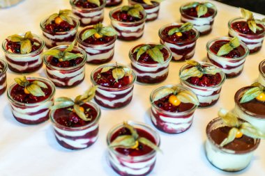 Closeup çok tatlı kavanoz kadar taze meyve jöle ve krema ile açık büfe masada rowed