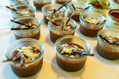 Closeup çok tatlı kavanoz kadar taze meyve jöle ve krema ile açık büfe masada rowed