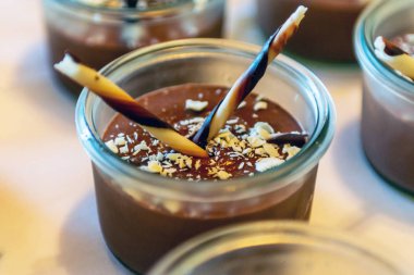 Closeup çok tatlı kavanoz kadar taze meyve jöle ve krema ile açık büfe masada rowed