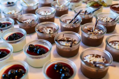 Closeup çok tatlı kavanoz kadar taze meyve jöle ve krema ile açık büfe masada rowed