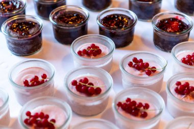 Closeup çok tatlı kavanoz kadar taze meyve jöle ve krema ile açık büfe masada rowed