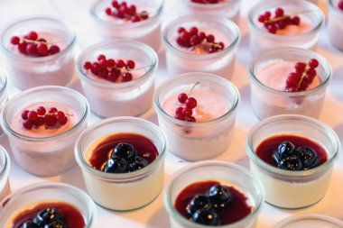 Closeup çok tatlı kavanoz kadar taze meyve jöle ve krema ile açık büfe masada rowed