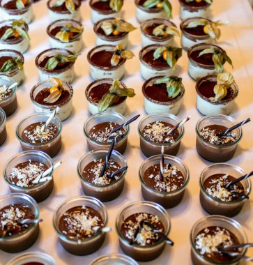 Closeup çok tatlı kavanoz kadar taze meyve jöle ve krema ile açık büfe masada rowed