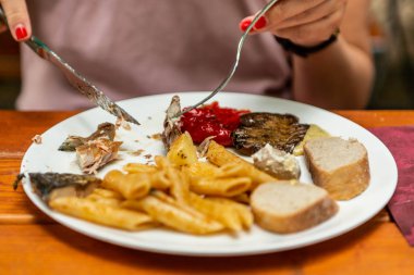 Kız bir geleneksel İtalyan yemek Gıda kesme makarna plaka eller öğle yemeği