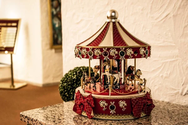 Klassische Vintage-Stil altes Glockenspiel mit Pferden Nahsicht mit Bookeh Hintergrund — Stockfoto