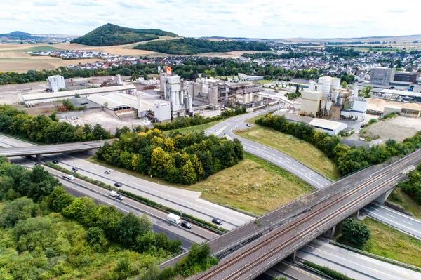 Koblenz Almanya 21.07.2018 - Quickmix beton beton santralı ve inşaat malzeme fabrika havadan görünümü