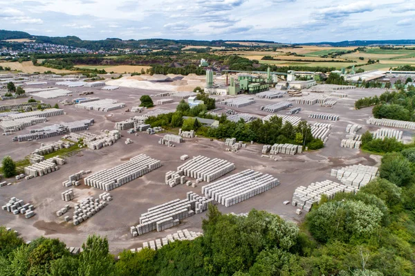 Koblenz, Německo 21.07.2018 pohled na továrnu na betonové Bloky kameny průmysl stavebních hmot — Stock fotografie