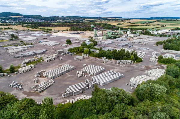 Koblenz, Alemanha 21.07.2018 Vista aérea da fábrica para blocos de pedras de concreto Indústria de materiais de construção — Fotografia de Stock