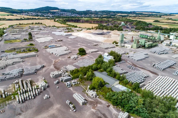 Widok z lotu ptaka Koblenz, Niemcy 21.07.2018 fabryki dla bloków betonu kamienie przemysł materiałów budowlanych — Zdjęcie stockowe
