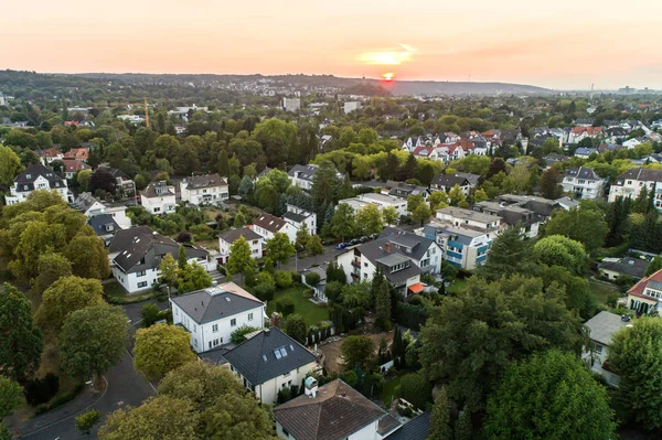 Letecká dron pohled ulic Sternhotel Bonn bývalé hlavní město Německa s Typický německý dům sousedství — Stock fotografie