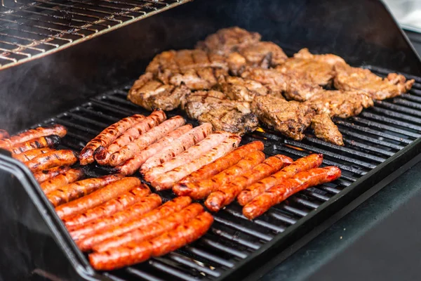 Barbacoa parrilla barbacoa en gas propano parrilla filetes salchichas bratwurst harina de carne — Foto de Stock