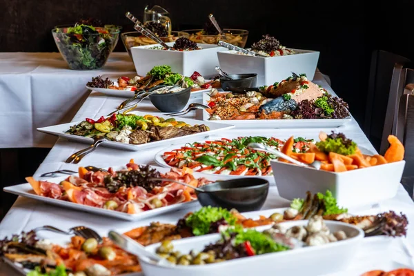 ปาร์ตี้บรันช์โต๊ะบุฟเฟ่ต์ใหญ่พร้อมผักเนื้อสัตว์ — ภาพถ่ายสต็อก