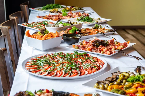 Party Brunch grande tavola a buffet con verdure a base di carne alimentare — Foto Stock