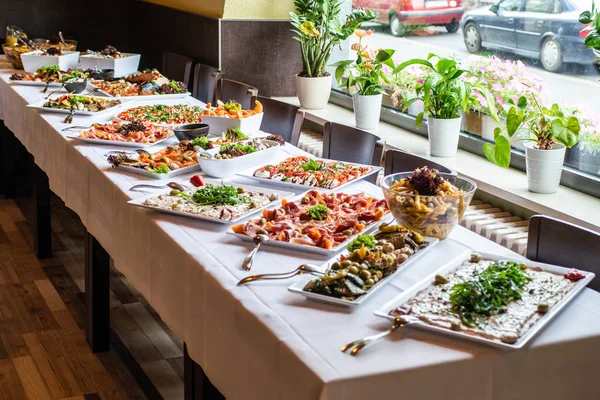 Party Brunch grande tavola a buffet con verdure a base di carne alimentare — Foto Stock