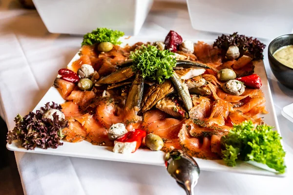 Delizioso piatto di pesce grande con corpo di pesce completo e bistecca di salmone con verdure sul piatto bianco vista dall'alto — Foto Stock