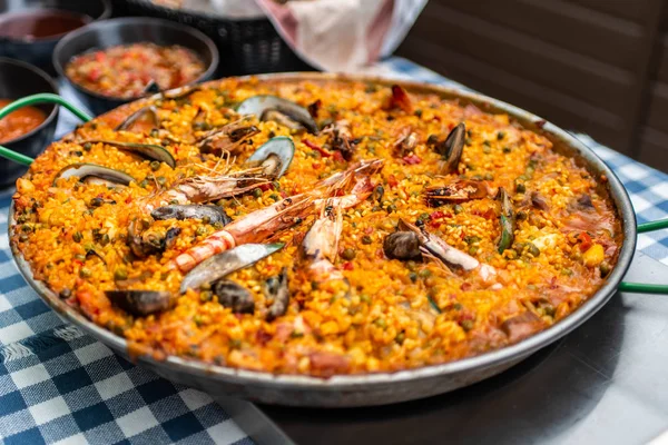 해산물과 쌀 전통 스페인 요리와 거 대 한 파에 리아 팬 플레이트 — 스톡 사진