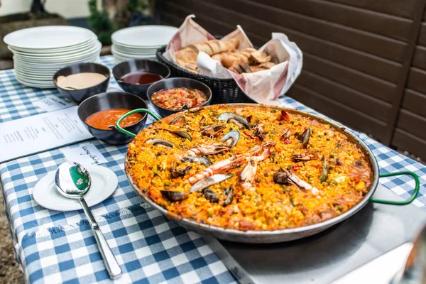 Величезний платівка Паелья каструлю з морепродуктів і рису традиційної іспанської кухні — стокове фото