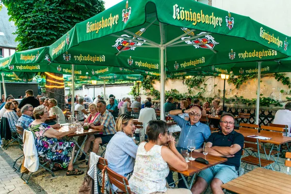 Koblenz, Duitsland-28.07.2018 foto van mensen zitten in de biergarten van een typische Duitse koenigsbacher in de stad Koblenz — Stockfoto